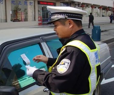 车窗贴膜也违法?机动车这样“遮光”有猫腻!